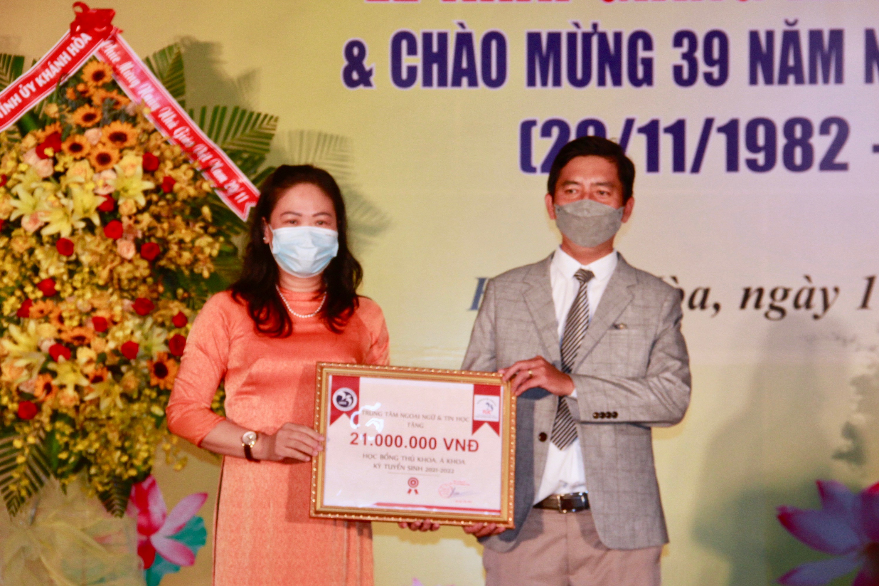 Trung tâm Ngoại ngữ - Tin học trao học bổng cho 5 tân sinh viên có kết quả cao trong kỳ tuyển sinh 2021.