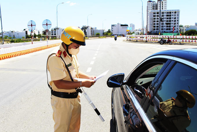 Lực lượng Cảnh sát giao thông Công an TP. Nha Trang kiểm soát trên đường Võ Nguyên Giáp.  