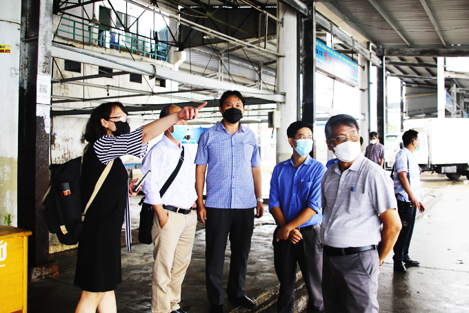 Đoàn công tác của Bộ Nông nghiệp và Phát triển nông thôn kiểm tra công tác chống khai thác IUU tại cảng Hòn Rớ.