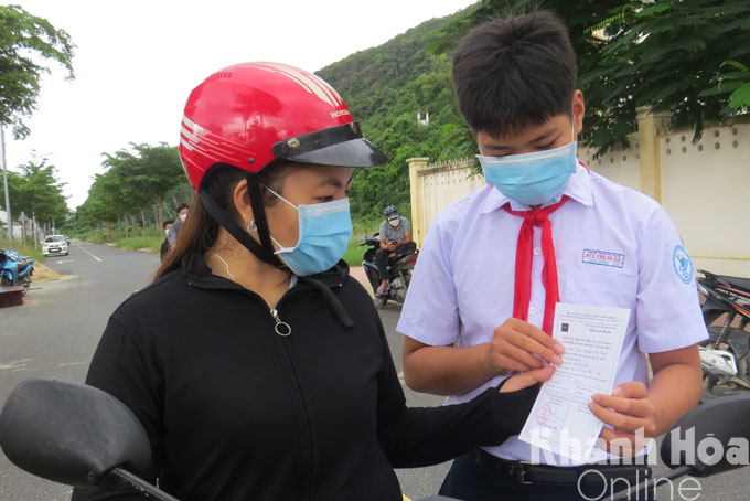 Nhận giấy chứng nhận tiêm mũi 1 từ con, phụ huynh Nguyễn Thị Bích Chi (phường Vĩnh Nguyên) cho biết: “Nhà trường rất chu đáo, phụ huynh nhận được đầy đủ thông báo ngày, giờ tiêm và hướng dẫn theo dõi sức khoẻ của cháu sau tiêm qua zalo lớp. Nhà tôi có 4 người, 3 người đều đã được tiêm vắc xin phòng Covid-19, giờ thêm cháu nữa tôi rất an tâm”.