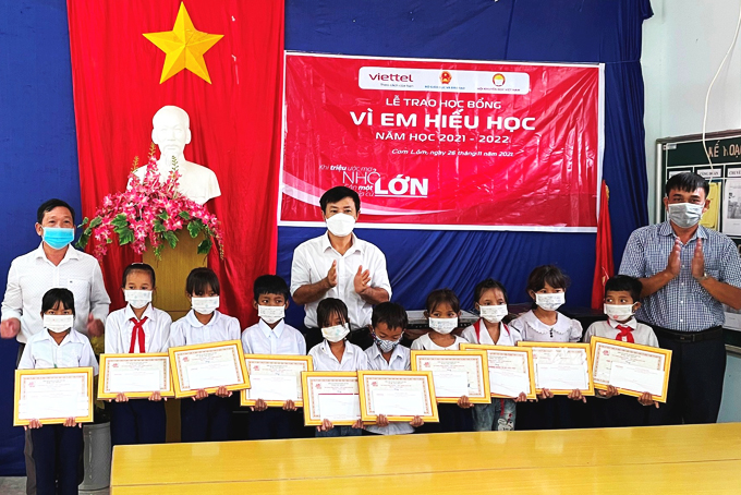 Đại diện lãnh đạo Viettel Khánh Hòa trao học bổng cho học sinh huyện Cam Lâm.