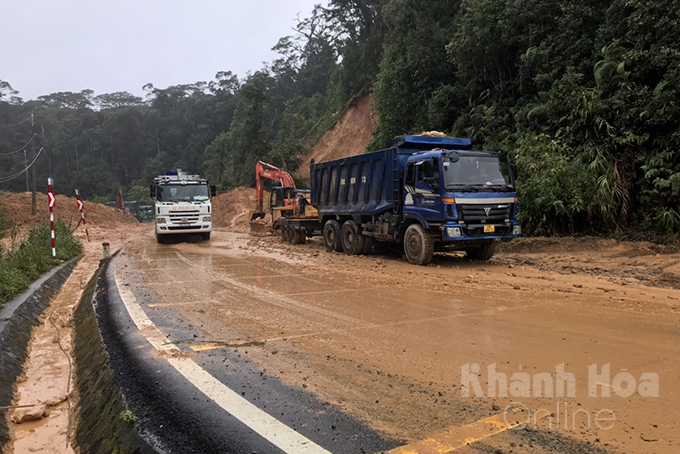 Điểm sạt lở tại Km67+600 vừa được thông tuyến thì lại thêm vị trí bị sạt khiến tuyến đường chia cắt hoàn toàn.