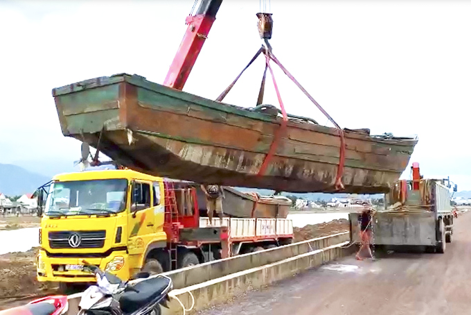 Công an TP. Nha Trang tiến hành tạm giữ một ghe hút cát trái phép. 