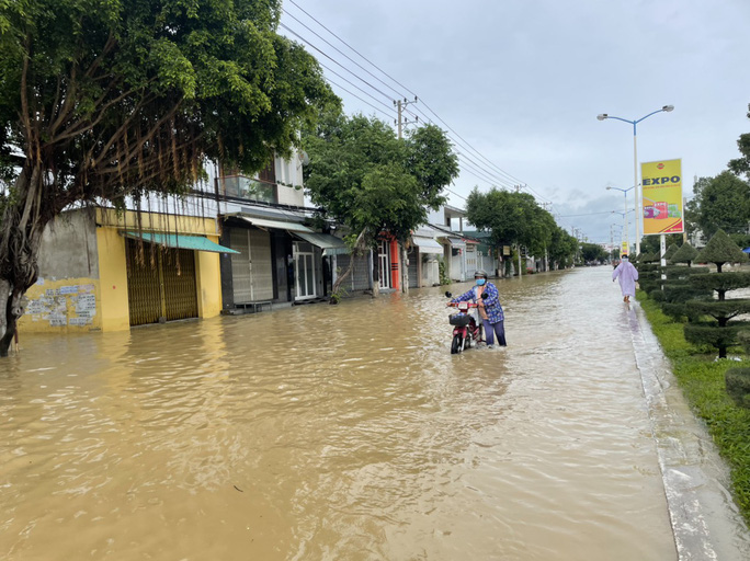 Ngập úng kéo dài ở khu vực Tây Nha Trang - Ảnh 3.