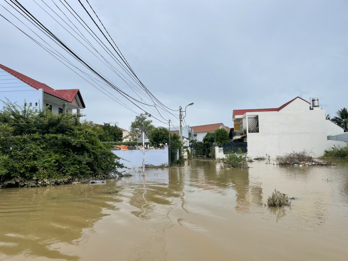 Ngập úng kéo dài ở khu vực Tây Nha Trang - Ảnh 4.