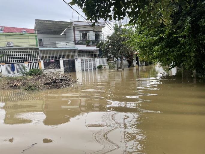 Ngập úng kéo dài ở khu vực Tây Nha Trang - Ảnh 5.