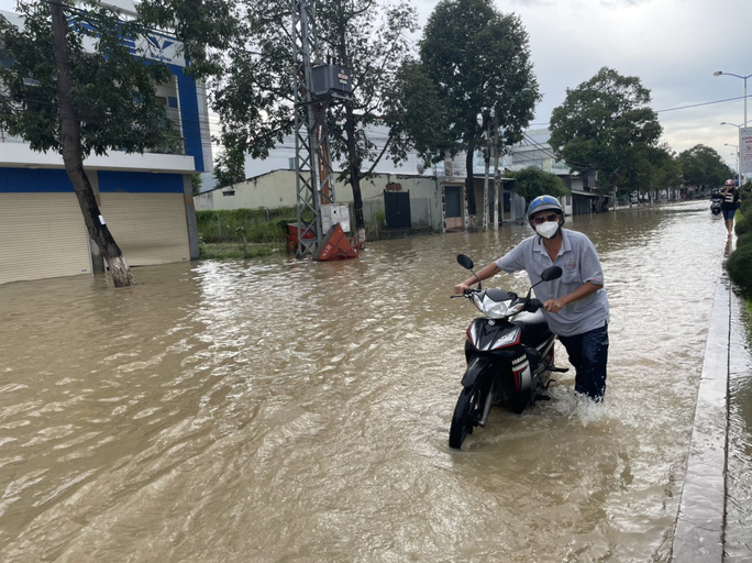 Ngập úng kéo dài ở khu vực Tây Nha Trang - Ảnh 2.