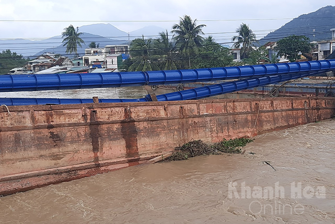 Sà lan làm gãy một bên đường ống cấp thoát nước.