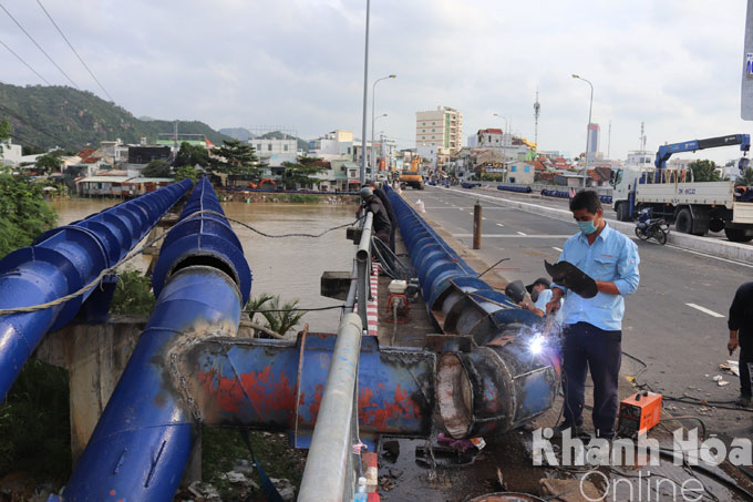 Sáng 2-12, các công nhân vẫn đang tiếp tục hàn đấu nối tuyến ống cấp nước.