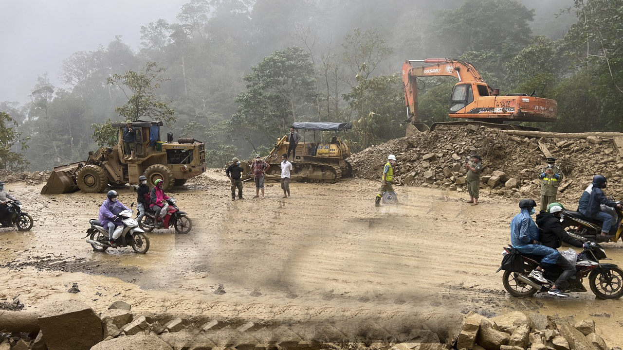 Vị trí sạt lở tại Km61+200 đã lưu thông được một làn xe.