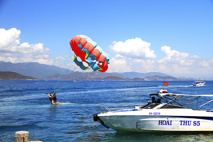  Kéo dù trên vịnh Nha Trang - trò chơi đem lại cảm giác sảng khoái cho du kh