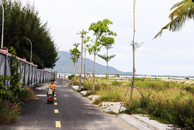 Một khu vực tách thửa, phân lô bán nền ở huyện Cam Lâm.