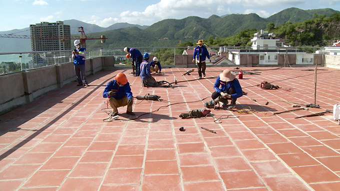 Lực lượng chức năng tiến hành tháo dỡ công trình sai phạm