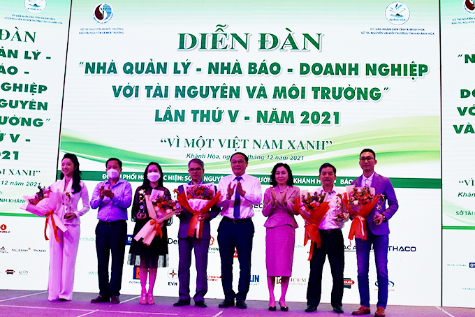 Ông Lê Công Thành tặng quà cho các nhà tài trợ.