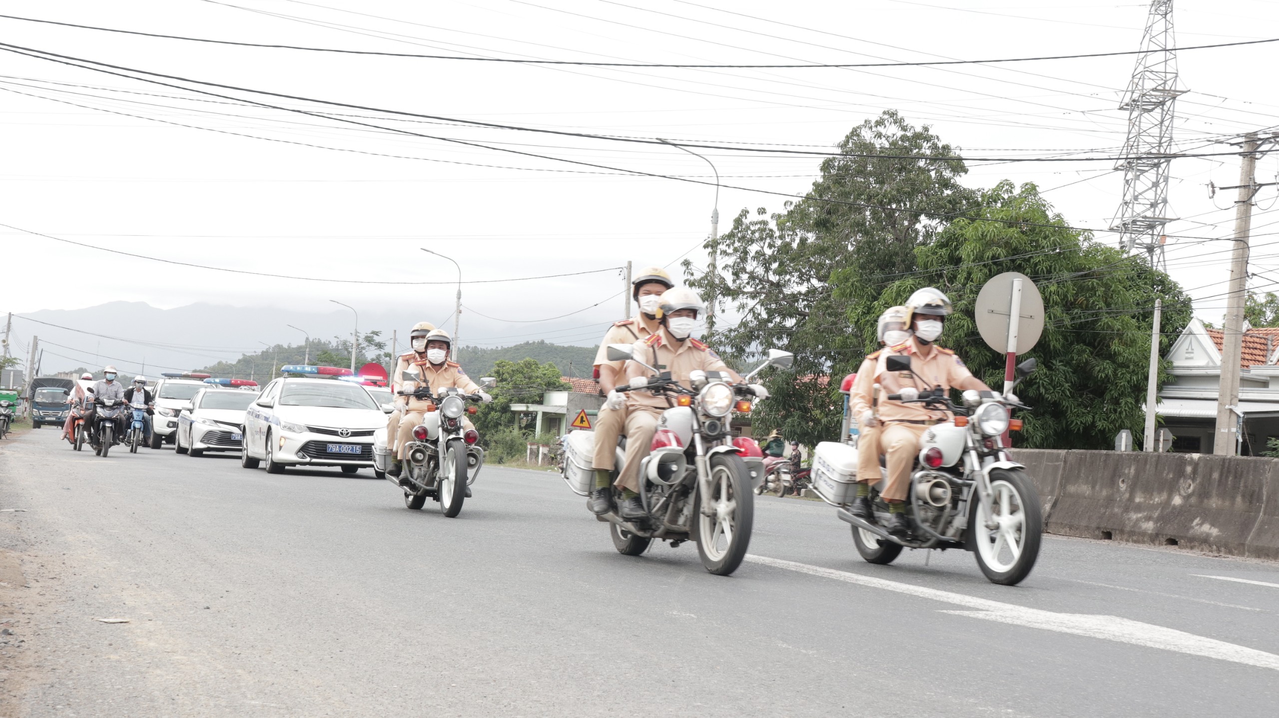 Ra quân tuần tra, kiểm soát Quốc lộ 1 qua địa bàn thị xã Ninh Hòa.