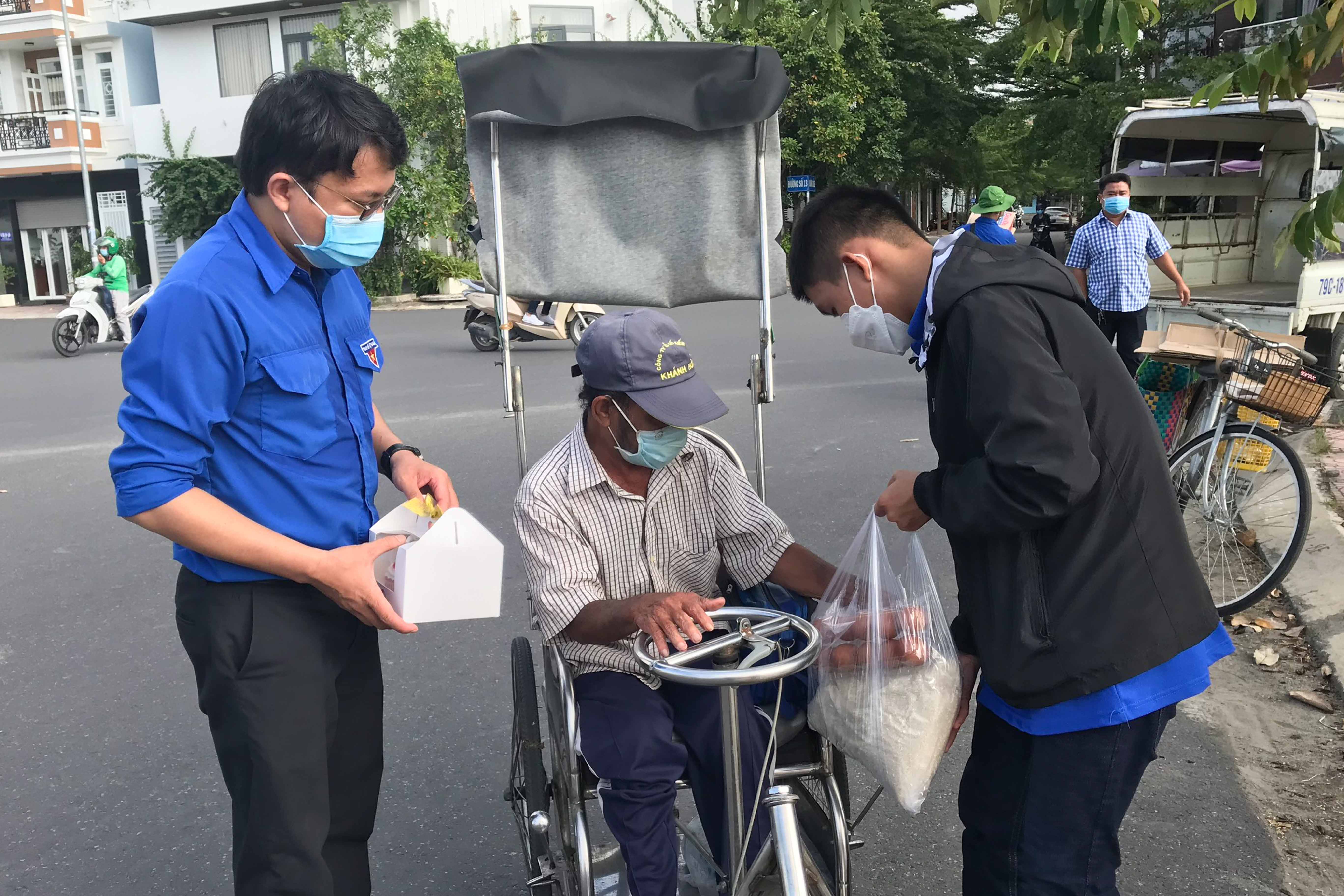 Các đoàn viên, thanh niên trao quà hỗ trợ người lao động khó khăn