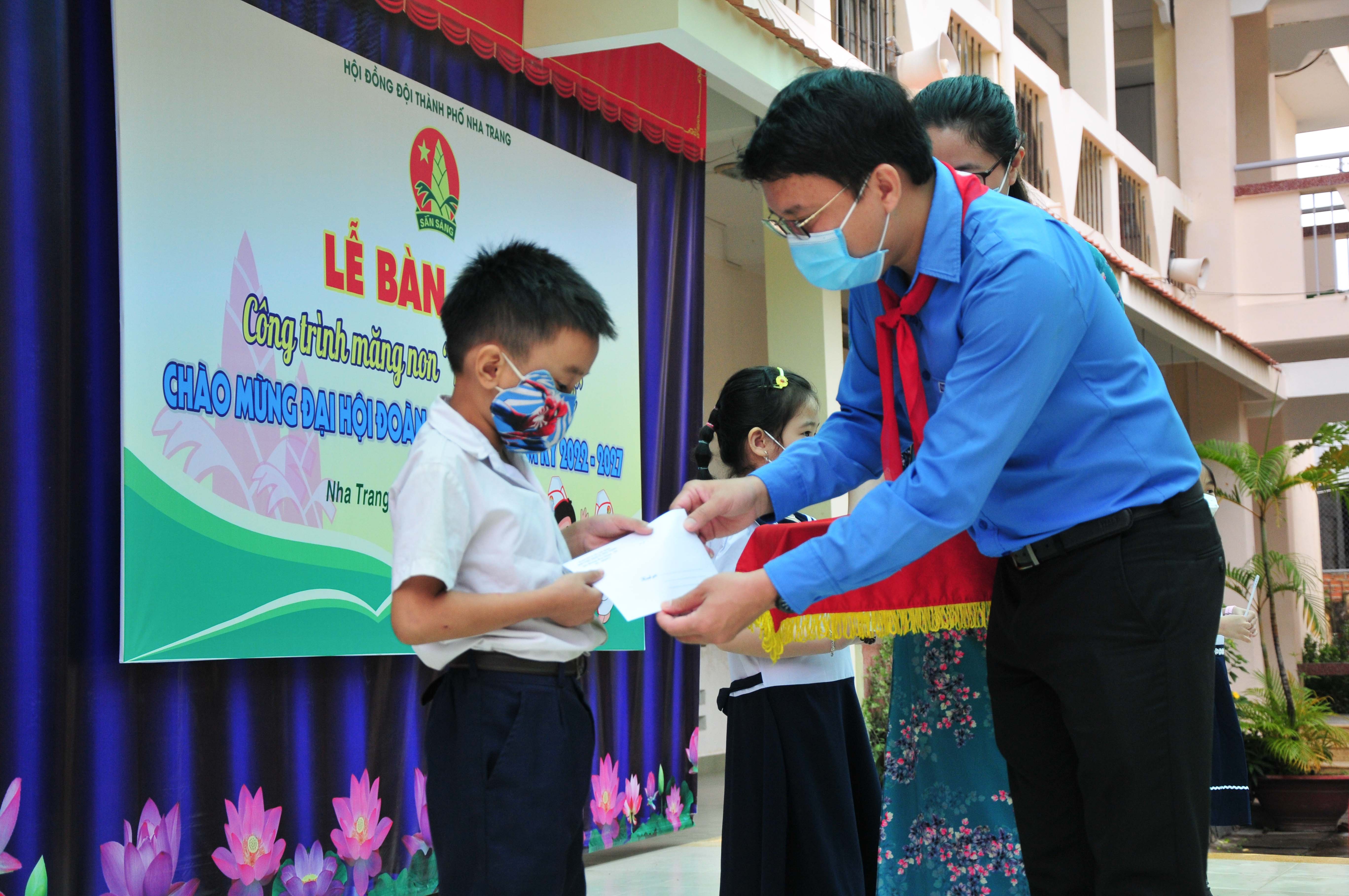 Lãnh đạo Thành đoàn Nha Trang trao học bổng cho các học sinh