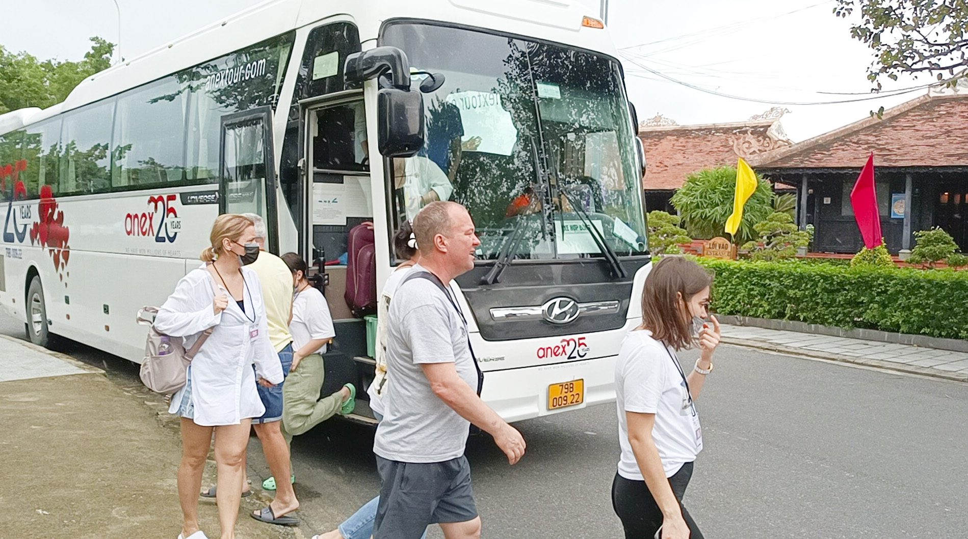 Khách tham quan Danh thắng Hòn Chồng