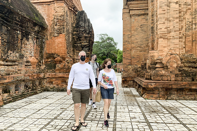 Khách Nga tham quan Khu di tích Tháp Bà Ponagar. 