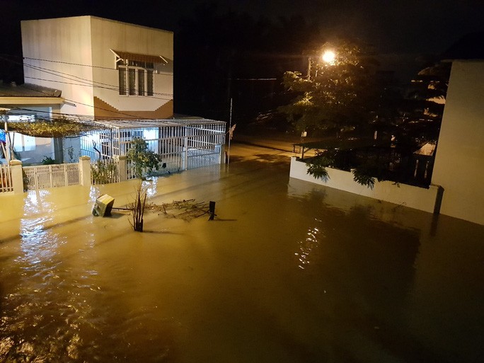 Nha Trang ngập nặng, người dân trắng đêm canh lũ, rủi ro thiên tai cấp 2 - Ảnh 1.