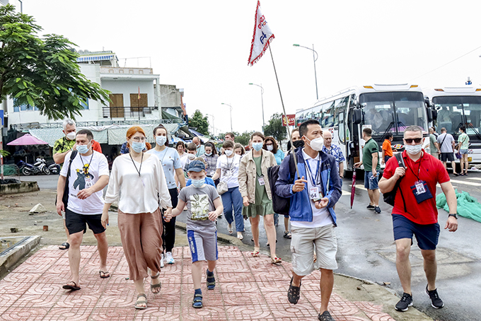 Khách Nga trên đường phố Nha Trang. 