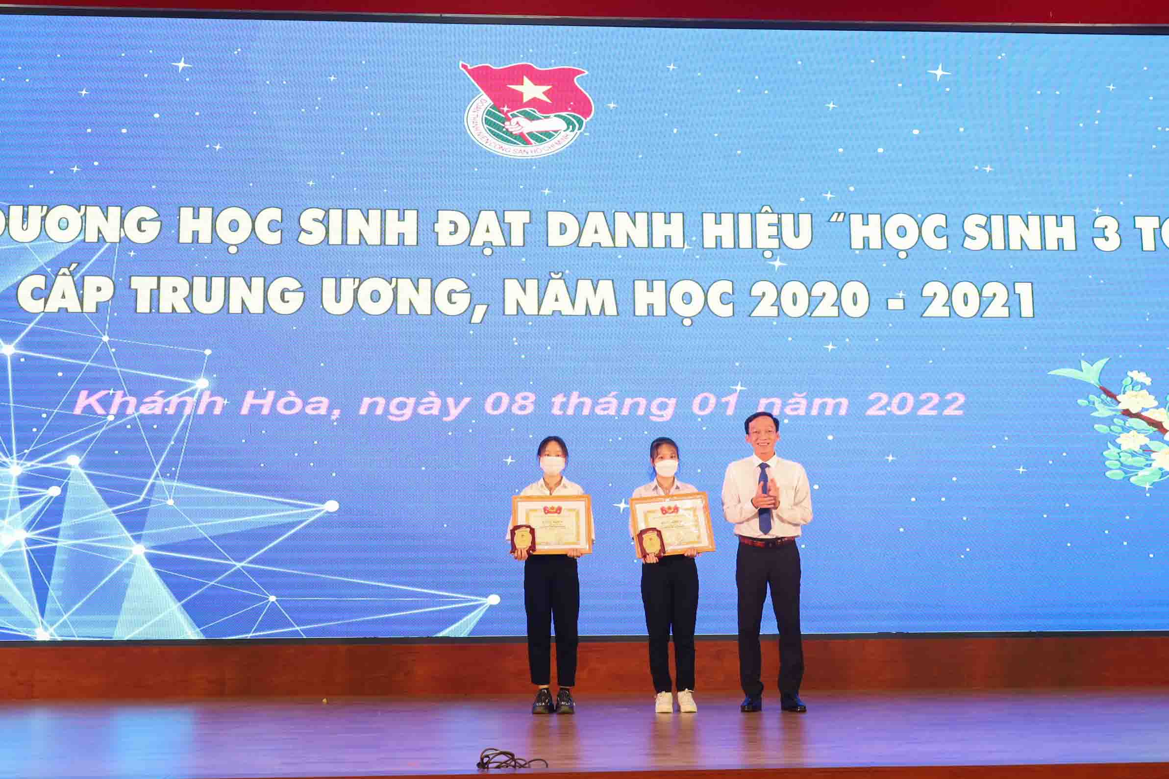 Đại diện ban tổ chức khen thưởng cho các em học sinh đạt “Học sinh 3 tốt” cấp Trung ương. 