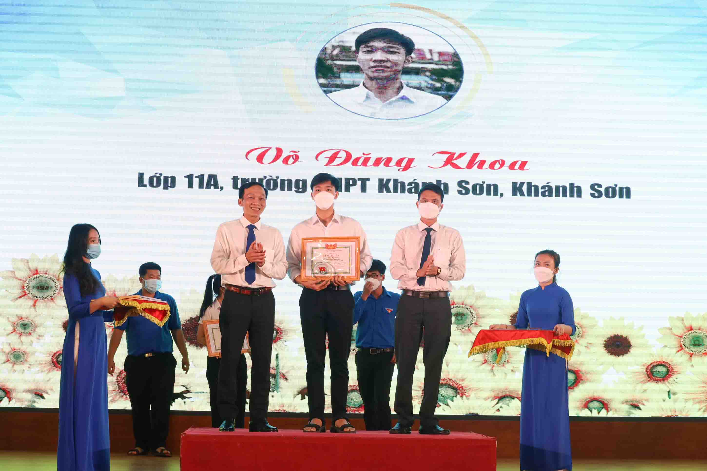 Đại diện ban tổ chức khen thưởng học sinh đạt “Học sinh 3 tốt” cấp tỉnh. 