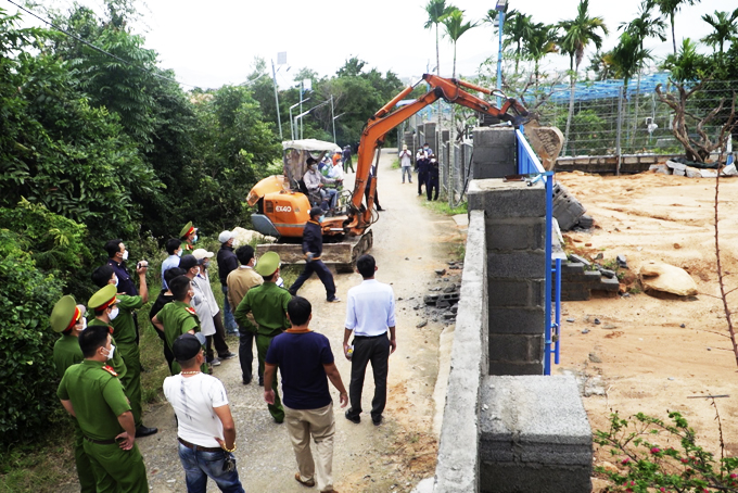 Lực lượng chức năng cưỡng chế công trình vi phạm của ông Lê Tùng trên núi Hòn Rồng.