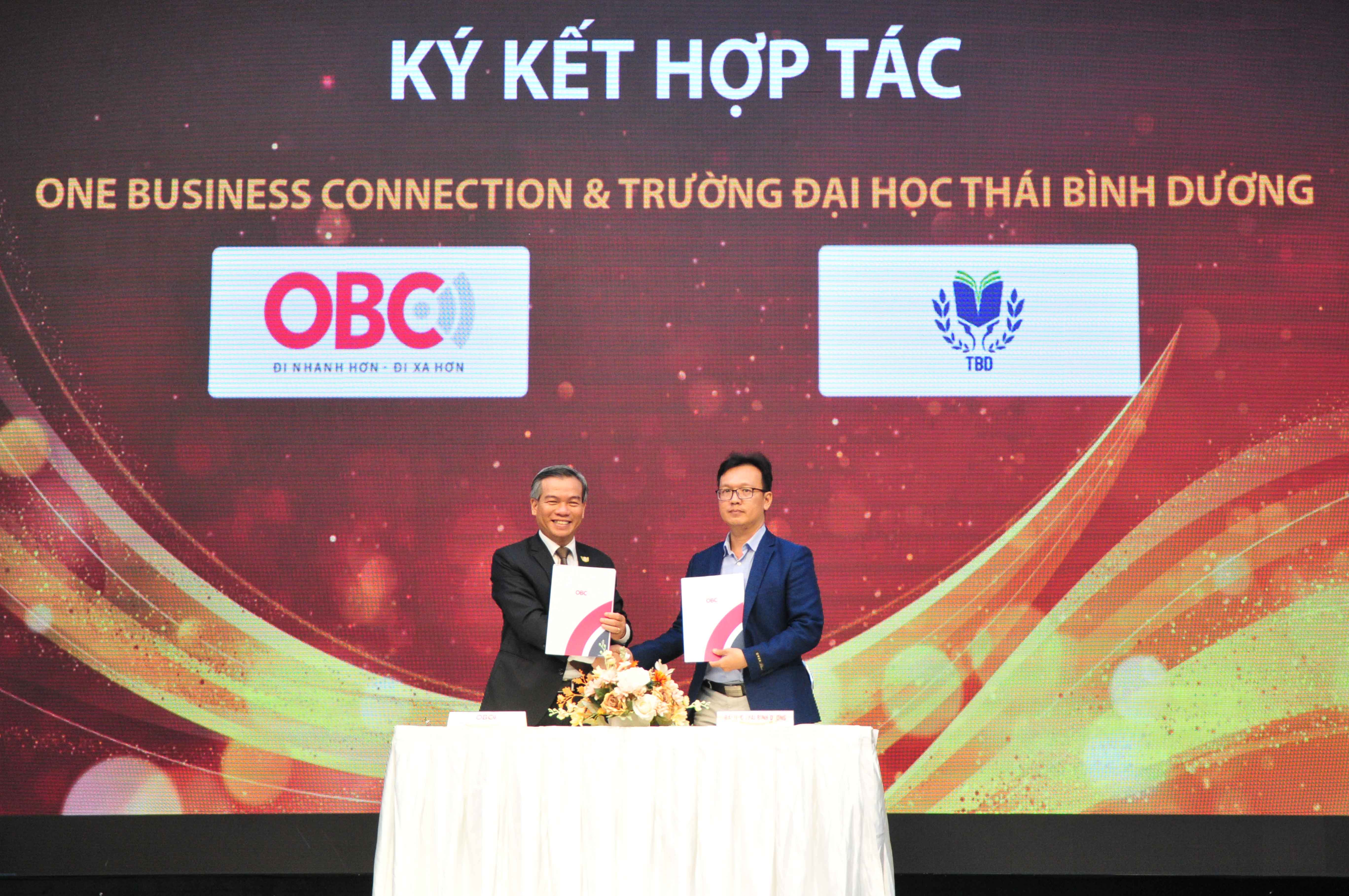 Lãnh đạo OBC cùng đại diện Trường Đại học Thái Bình Dương ký kết hợp tác