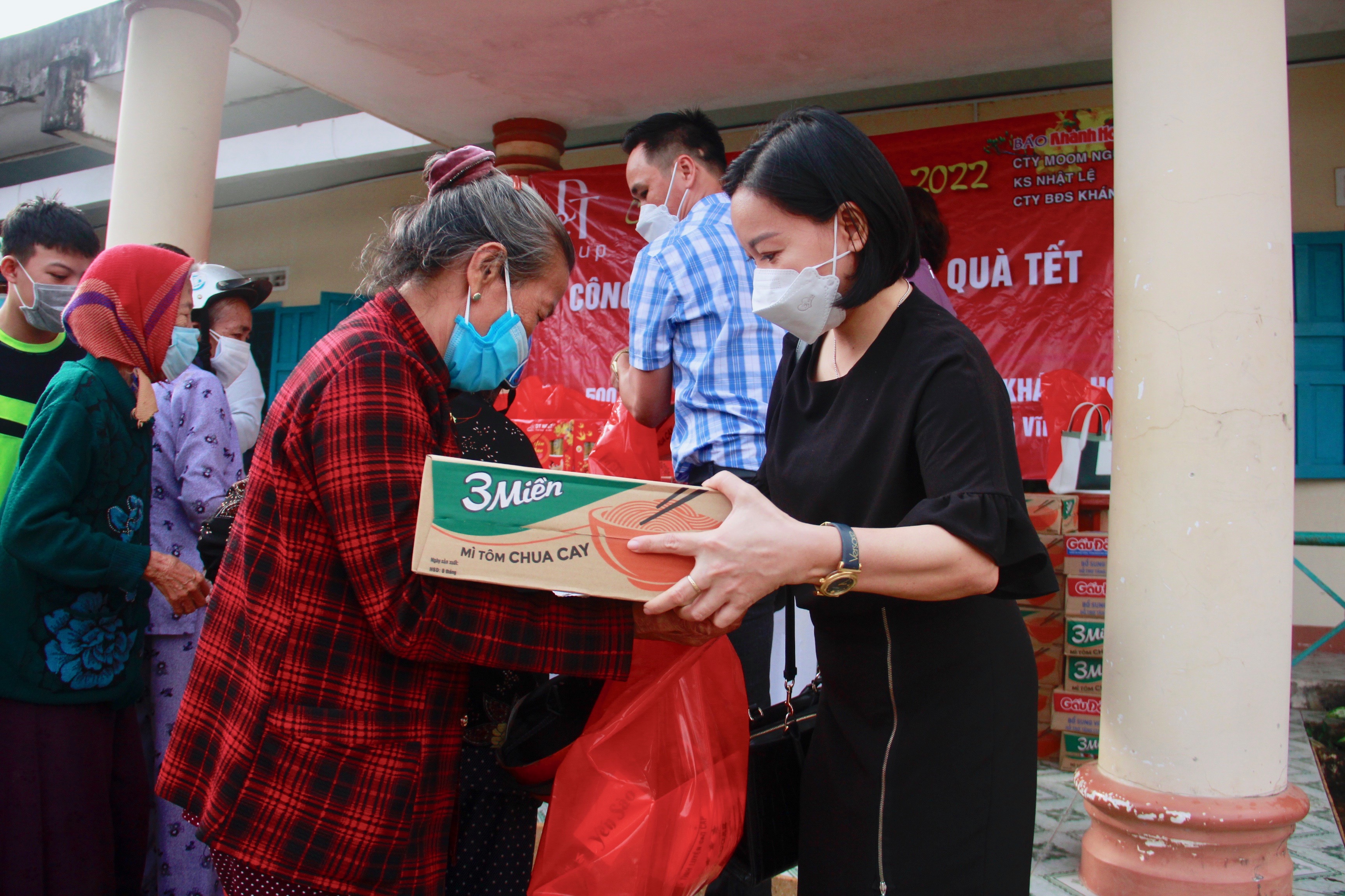 Lãnh đạo Báo Khánh Hòa trao quà cho bà con xã Diên Lâm.