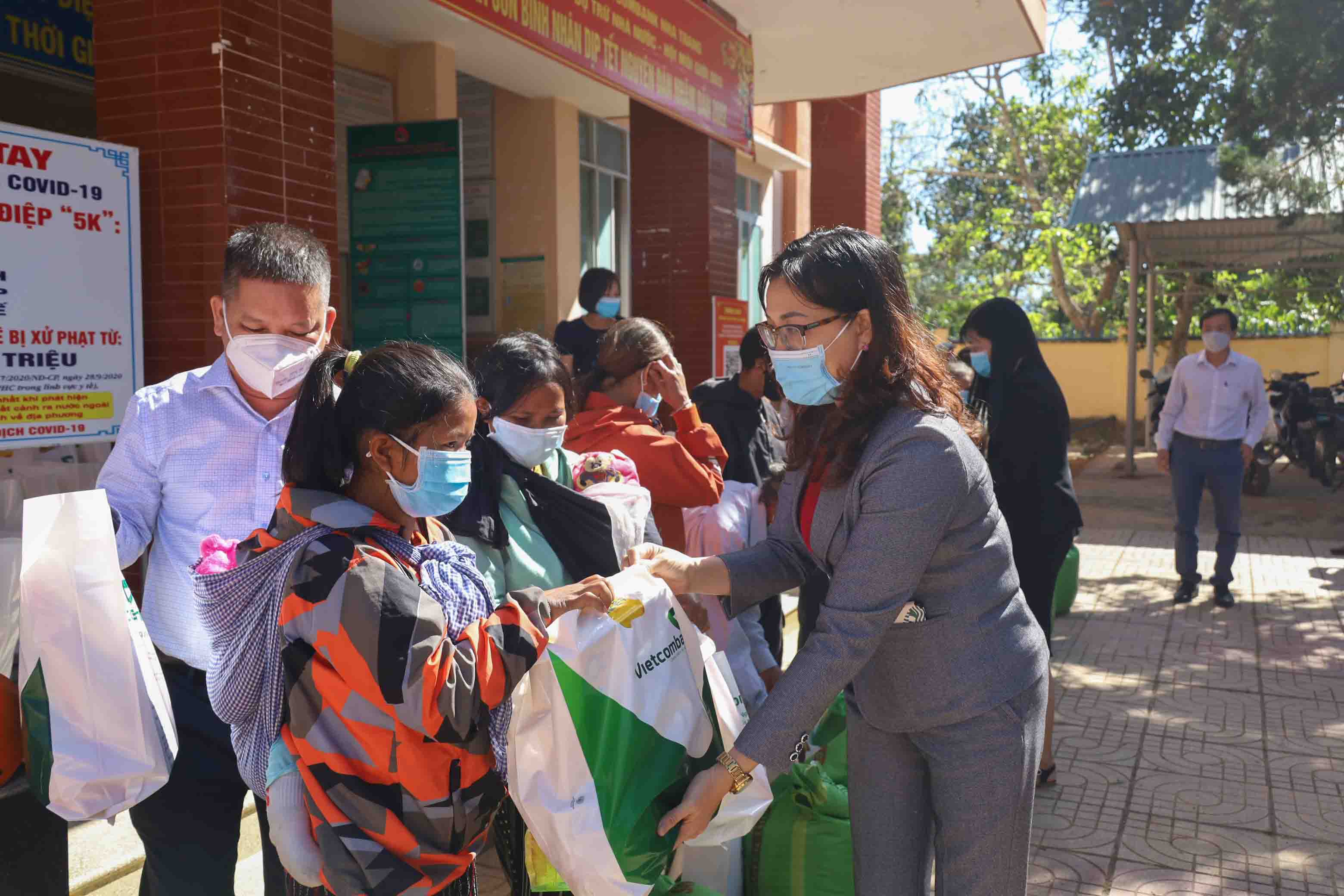 Bà Nguyễn Thị Trung Thu - Phó Trưởng ban Thường trực Ban Tổ chức Tỉnh ủy tặng quà cho người dân xã Sơn Bình. 