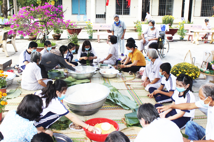 Các đối tượng tại Trung tâm Bảo trợ xã hội tỉnh cùng tham gia chương trình gói bánh chưng, bánh tét.