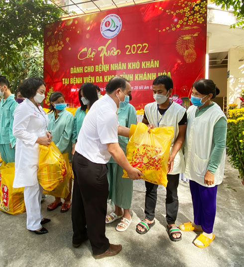 Lãnh đạo Bệnh viện Đa khoa tỉnh tặng quà cho bệnh nhân.