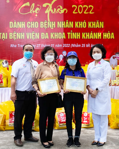 Lãnh đạo Bệnh viện Đa khoa tỉnh tri ân các nhà tài trợ.