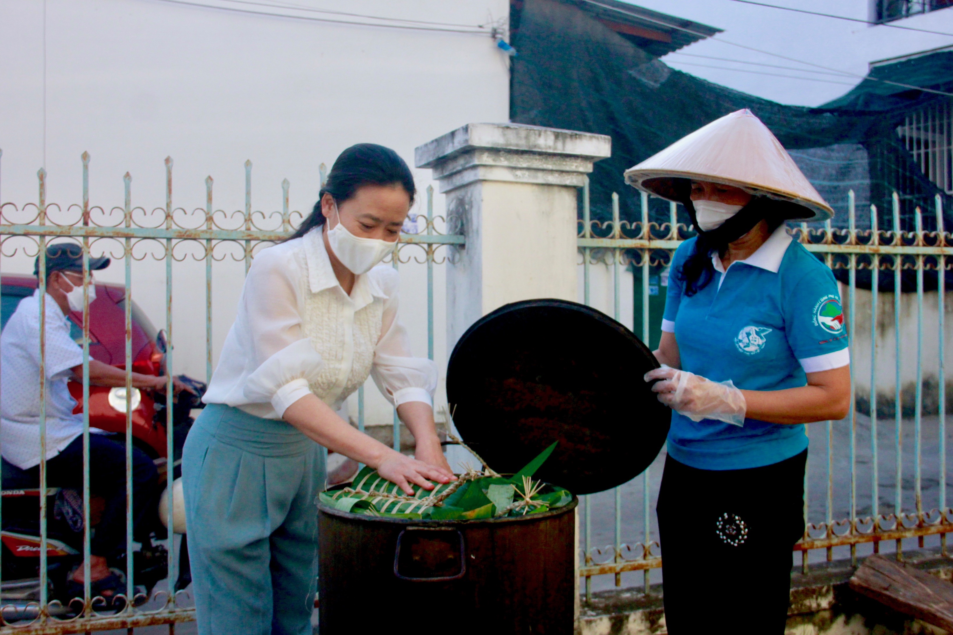 Bà Nguyễn Quỳnh Nga - Chủ tịch Hội LHPN tỉnh tham gia chương trình.