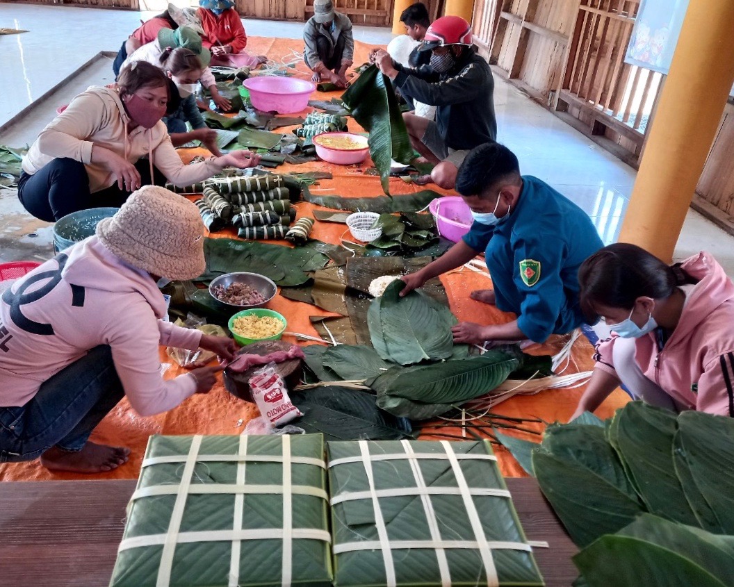 Các  em PN Hội LHPN huyện Khánh Sơn sôi nổi gói bánh.