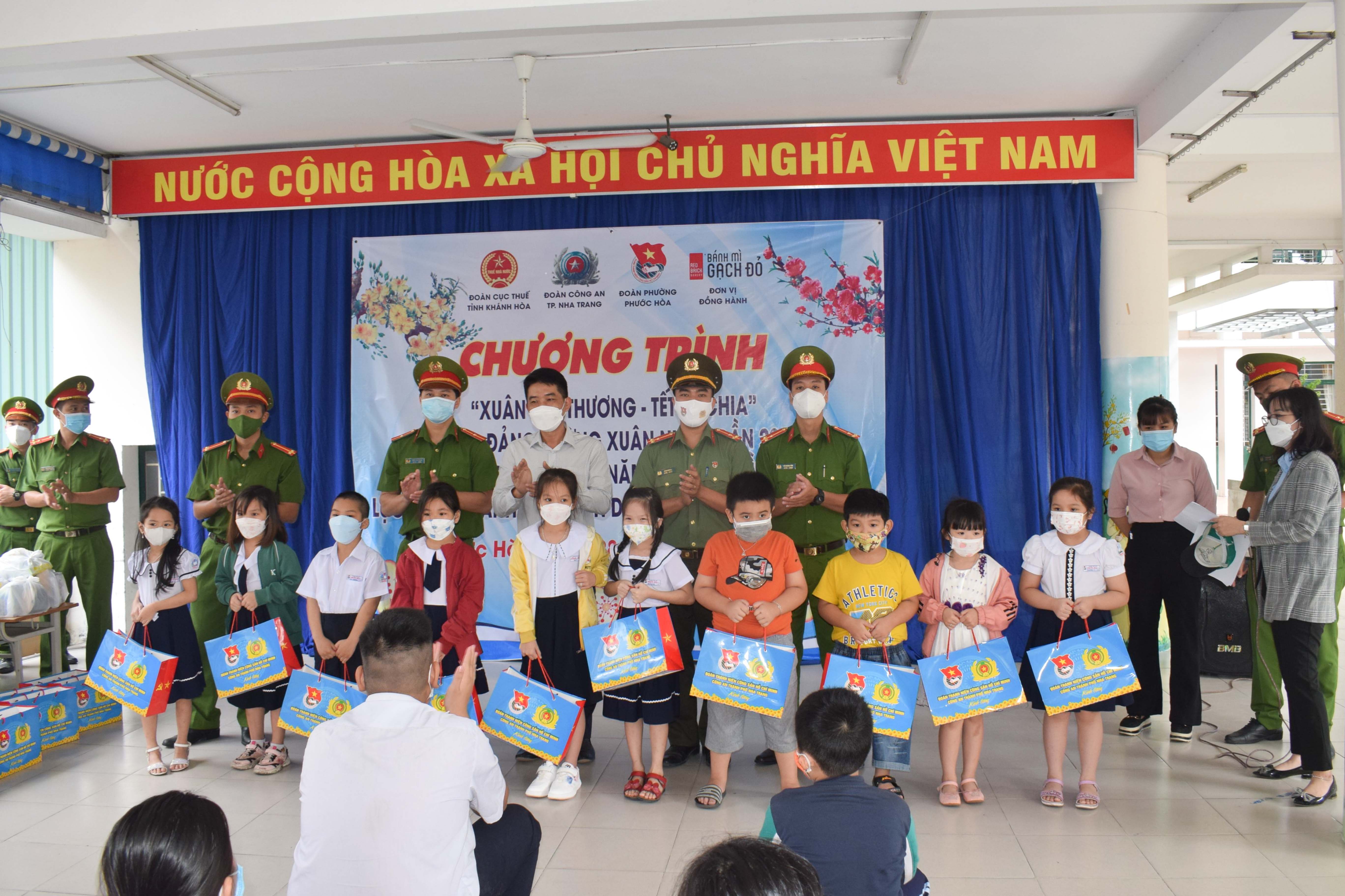 Trao quà cho học sinh phường Phước Hoà