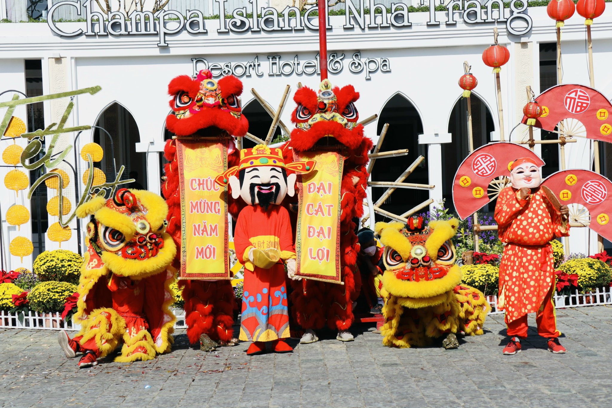 Dàn lân mang theo dòng chữ Chúc mừng năm mới, Đại cát đại lợi với mong ước đem lại nhiều may mắn cho Champa Island cũng như những du khách đang du xuân tại đây