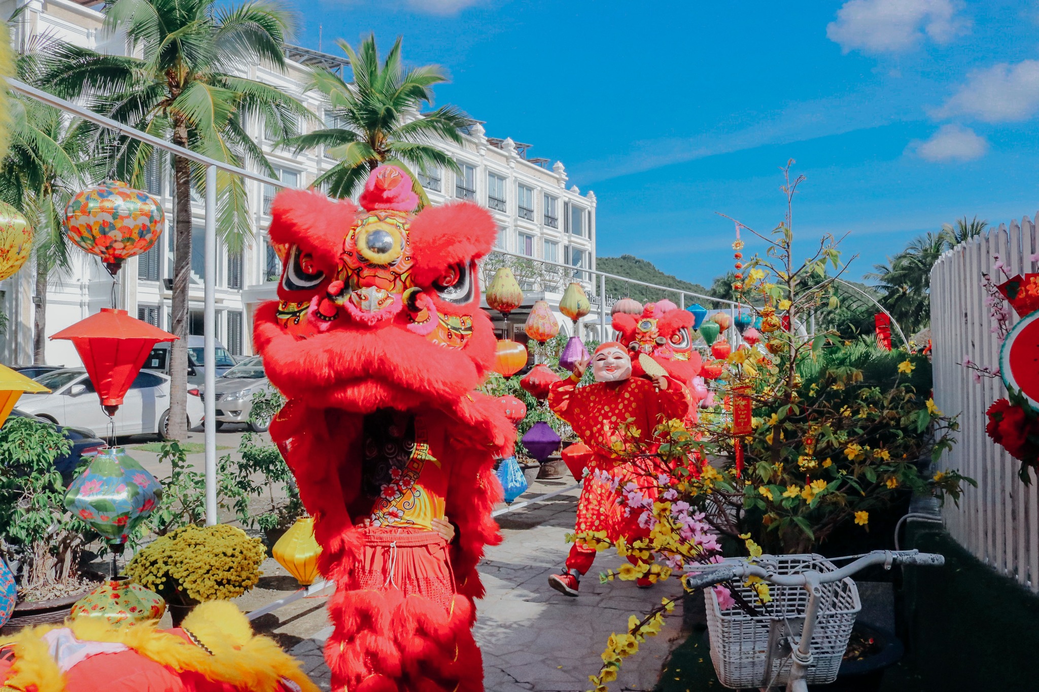 Đoàn lân đi vào các khu vực nhà hàng Apsara và Champa Garden để đem lại may mắn cho du khách