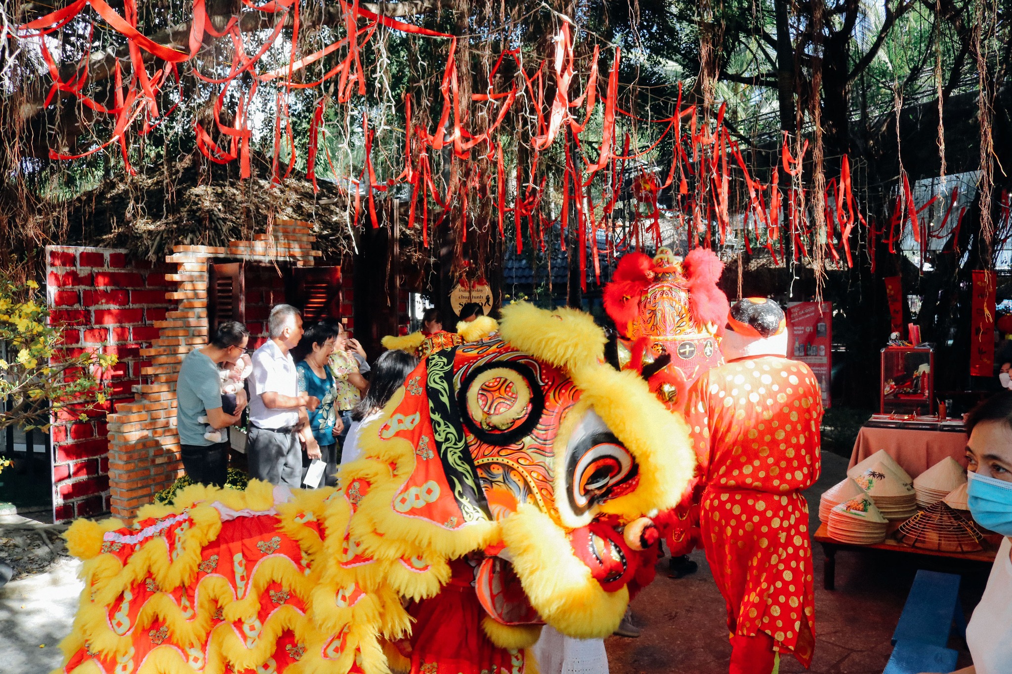 đoàn lân đi vào từng lối nhỏ ở khu vực vui chơi của Champa Island