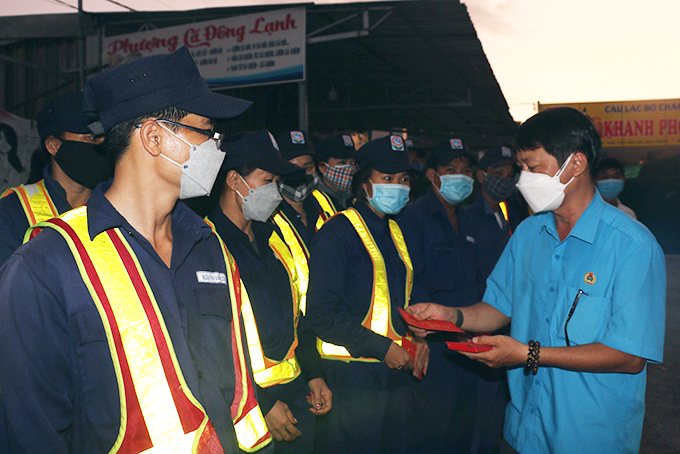 Lãnh đạo Liên đoàn Lao động TP. Nha Trang chúc Tết công nhân Công ty Cổ phần Môi trường Đô thị Nha Trang làm việc xuyên Tết.