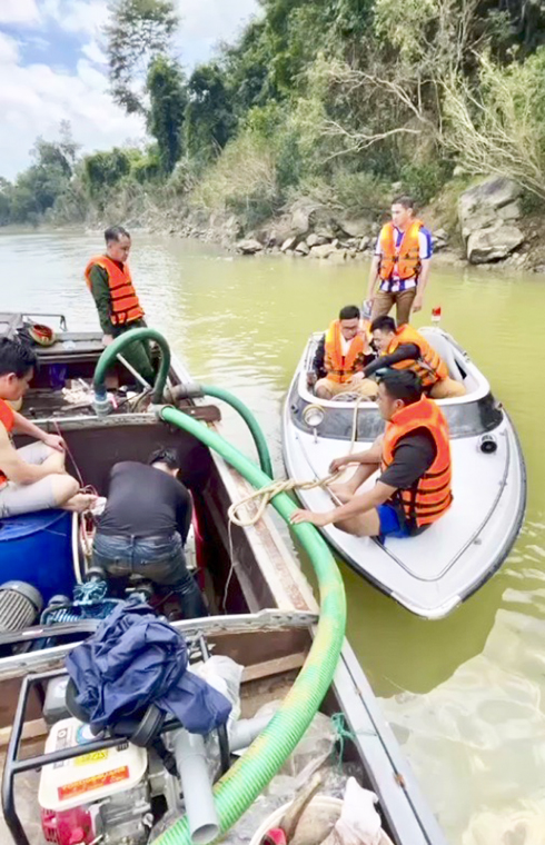 Lực lượng công an truy quét, tạm giữ nhiều phương tiện khai thác cát trái phép  trên sông Cái, khu vực huyện Diên Khánh (ảnh công an cung cấp).