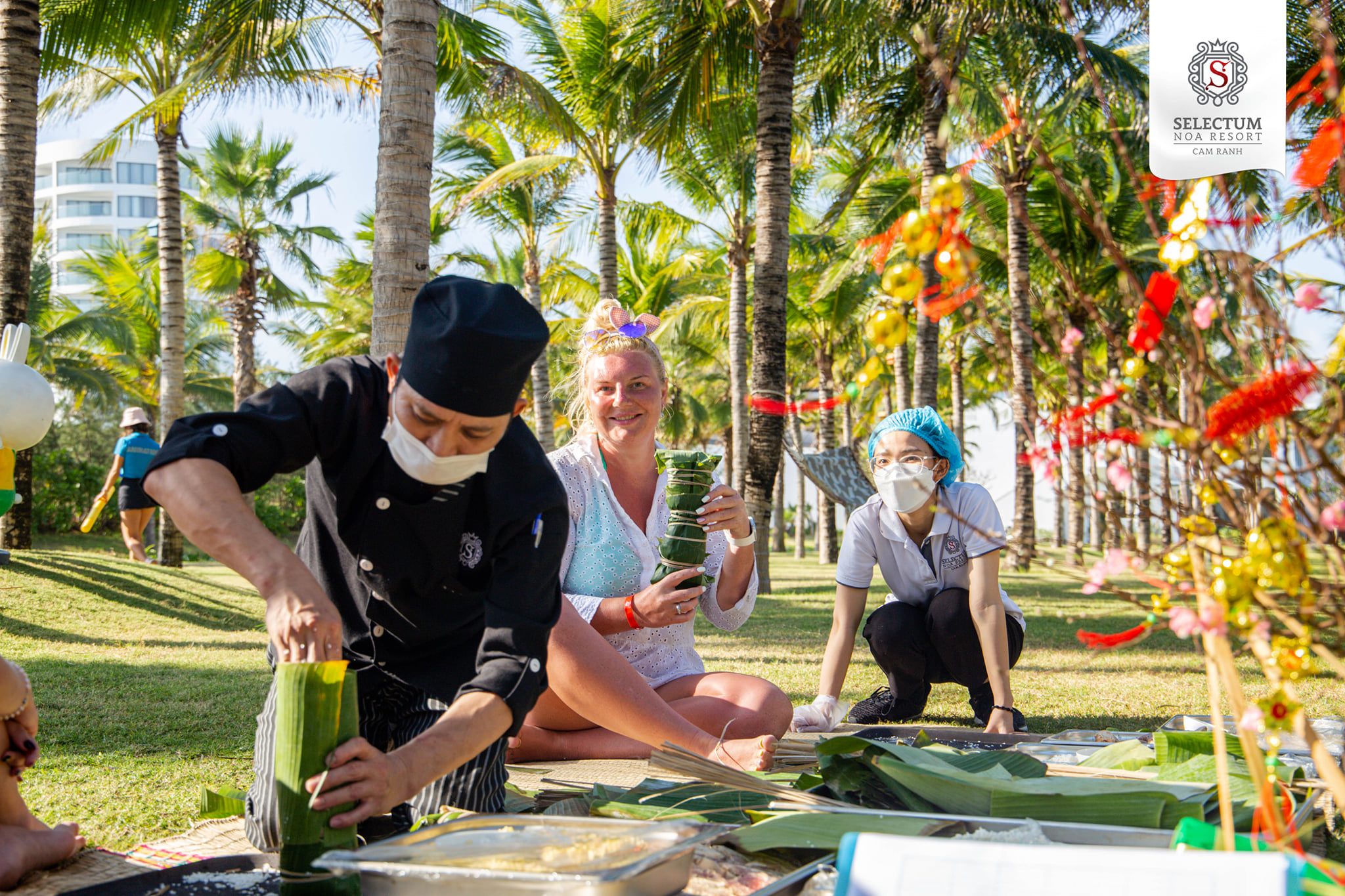 Khách du lịch Nga tập gói bánh Tét tại Selectum Noar Resort Cam Ranh Tết Nhâm Dần 2022