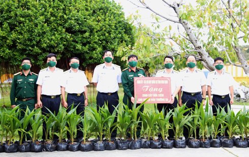 Đại diện các đơn vị bàn giao - tiếp nhận cây dừa giống gửi tặng huyện Trường Sa.