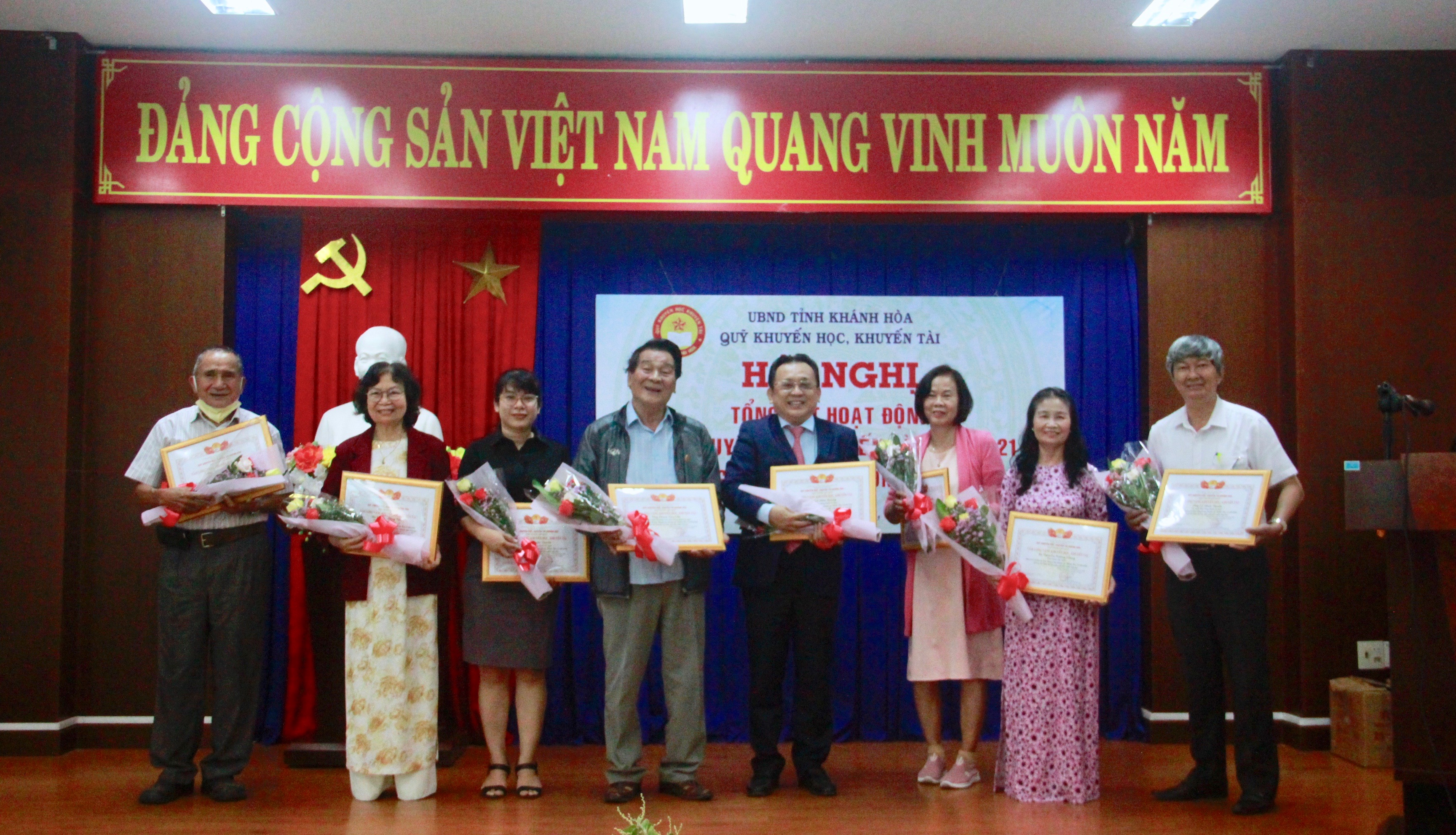 Hội đồng quản lý Quỹ Khyến học Khuyến tài tặng ghi nhận “Tấm lòng vàng” cho các tập thể, cá nhân.