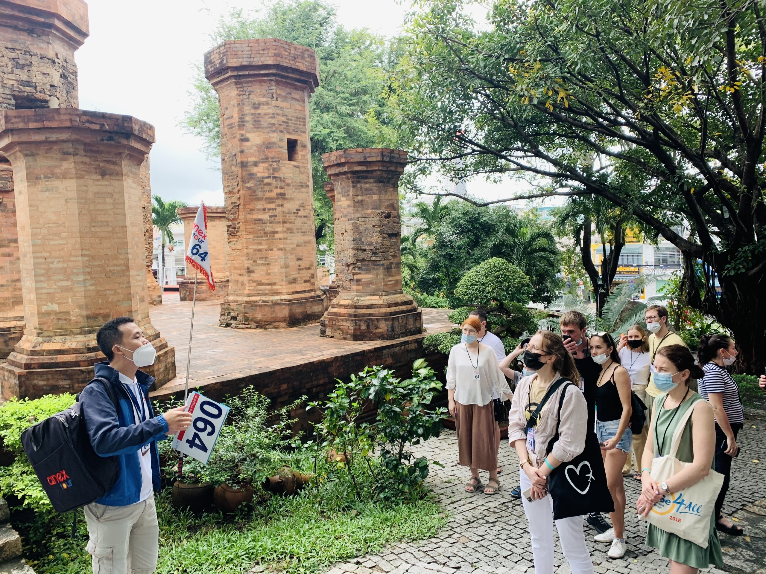 Khách Nga tham quan Khu di tích Tháp Bà Ponagar