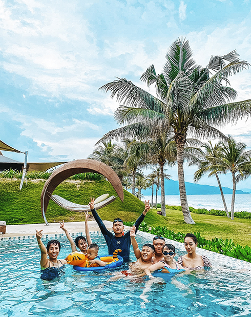 Du khách nghỉ dưỡng tại một resort ở khu Bãi Dài, huyện Cam Lâm. 