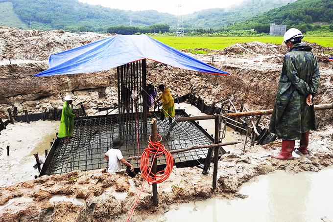 Thi công đường dây 500kV Vân Phong - Vĩnh Tân.