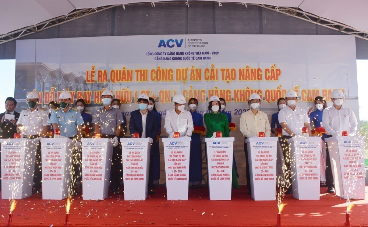 Đại diện ACV, liên danh nhà thầu và các đại biểu tham dự thực hiện nghi lễ bấm nút ra quân thi công dự án.