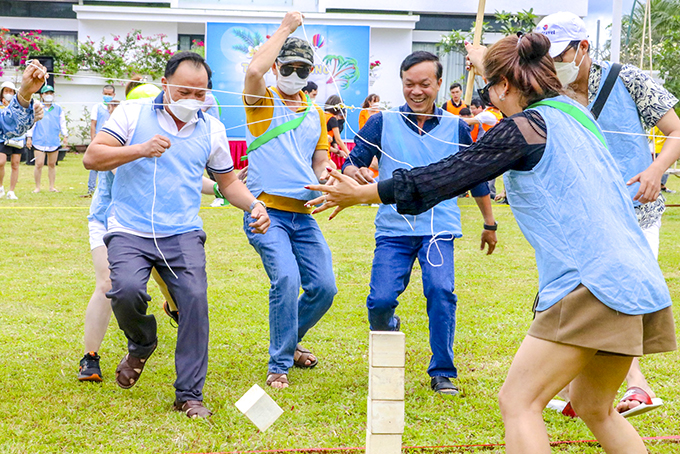 Khách du lịch chơi team building tại Champa Island. 